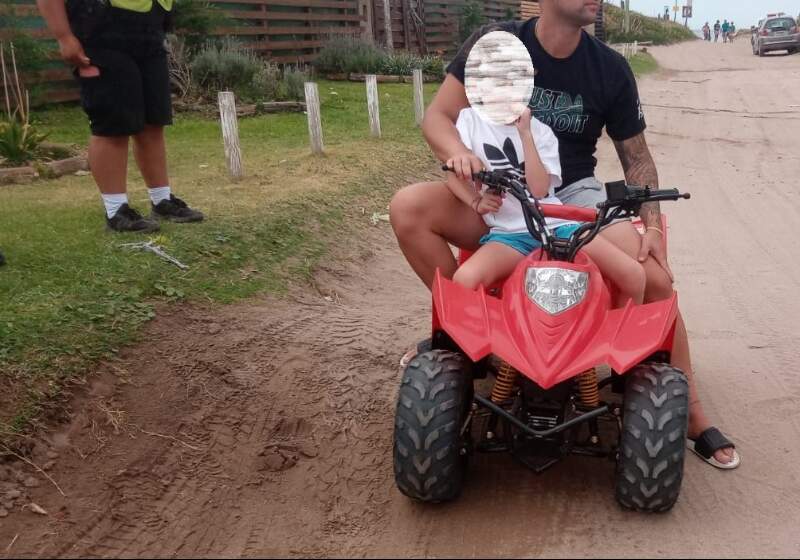Es ante la circulación de menores sin casco ni documentación. Además, se recordó la prohibición de ingresar a médanos y zonas no habilitadas.