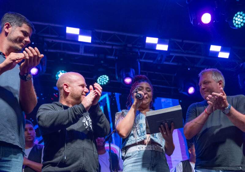 El intendente de Mar Chiquita y los delegados Matías Jara y Fabián Jacquet entregaron a la cantante la distinción durante la 13º edición del multitudinario evento.