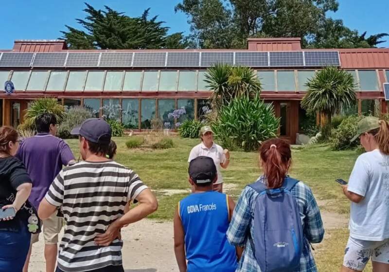 Se trata de un recorrido guiado por el primer establecimiento de estas características del país, construido con materiales reciclados y energía solar.