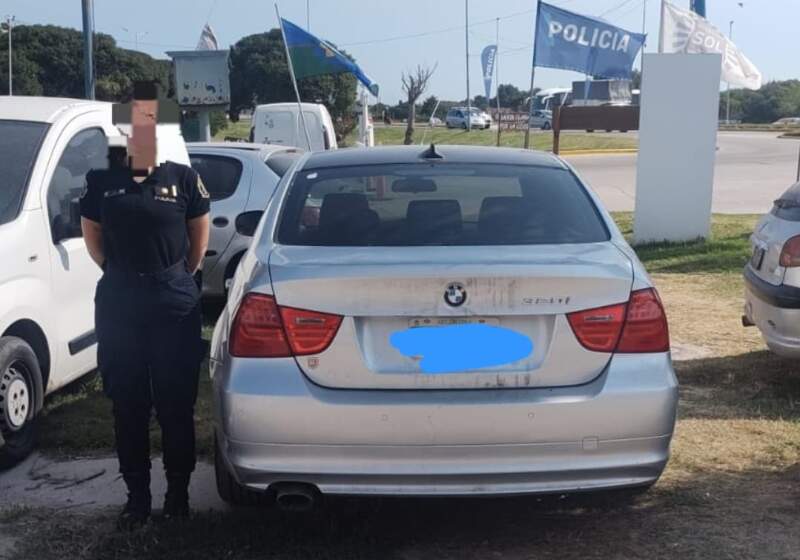 El vehículo, un BMW gris con pedido de secuestro activo, fue encontrado sin ocupantes y quedó a disposición de la Fiscalía en turno.