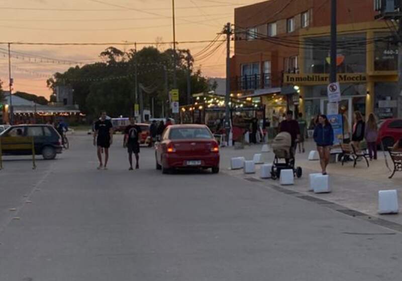 Conductores de plataformas como Uber denunciaron controles frecuentes en la terminal y apuntaron a agencias de remis ante la falta de normativa en Mar Chiquita.