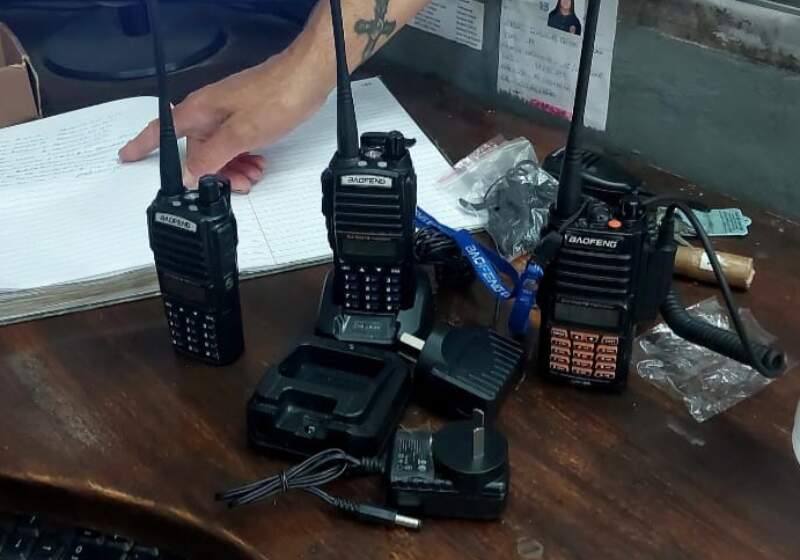 Oscar Cepeda, radioaficionado y ex bombero, entregó tres dispositivos destinados a la guardia nocturna del cuartel.