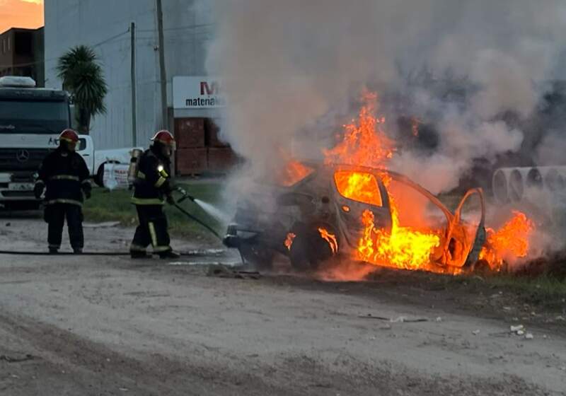 Este sábado por la tarde, Bomberos de la ciudad y Defensa Civil Mar Chiquita, intervinieron para controlar el fuego en un Peugeot 206 en la zona de Playa Grande y Bariloche.