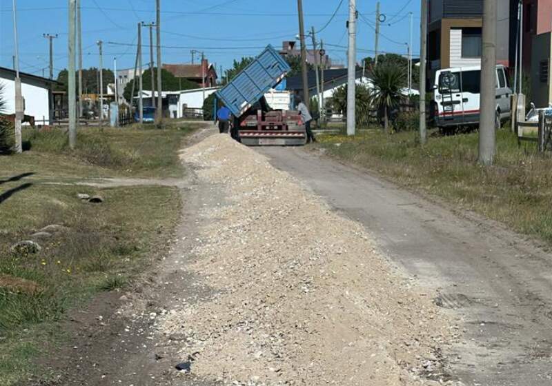 Desde la Delegación Santa Clara se informaron tareas de engranzado en distintas calles del barrio.