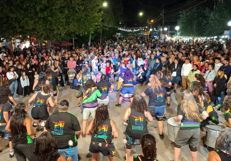 Vecinos y visitantes colmaron la Plaza Central que tuvo artistas y comparsas. Este domingo en Av. Manuel Cobo y Calle de la Merced, será el cierre con muchas propuestas.