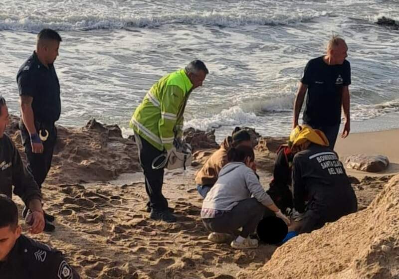 El hecho ocurrió este sábado por la mañana a la altura del barrio Atlántida. En el lugar trabaja personal del Operativo de Seguridad en Playas y Defensa Civil.
