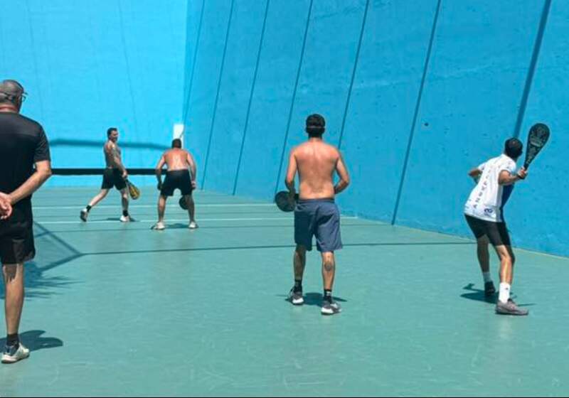 El intendente Walter Wischnivetzky encabezó el acto junto a autoridades y deportistas que trabajaron en la puesta en valor del espacio deportivo.