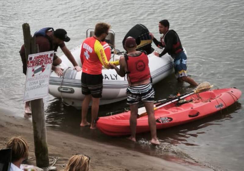 Tres puestos intervinieron para auxiliar a personas arrastradas por la marea, mientras la embarcación asistió a dos kayakistas.