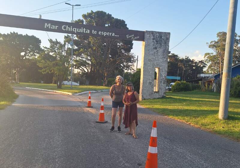 La Cooperativa R3 y Bosque Encantado entregaron elementos viales para mejorar la circulación en el ingreso.