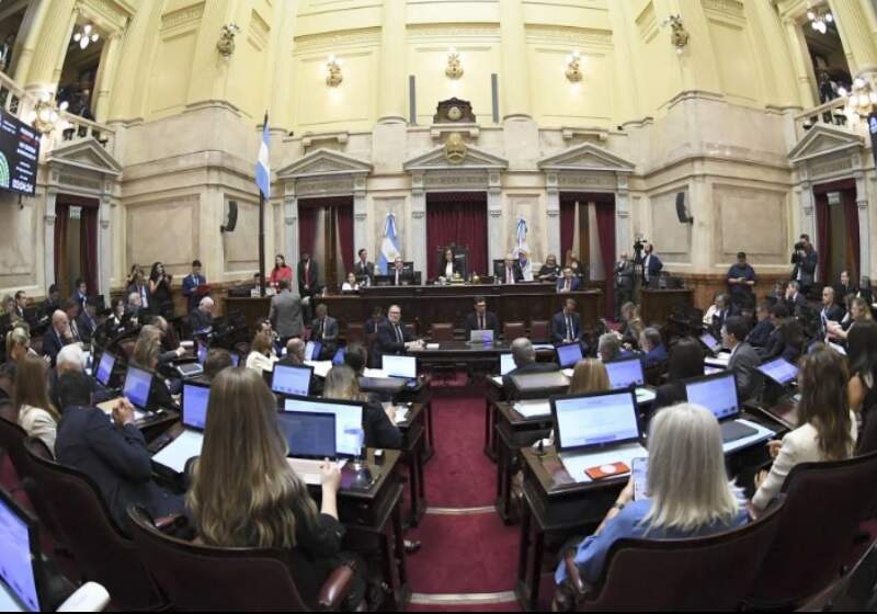 La votación finalizó 42 votos a favor, 28 negativos y dos abstenciones.