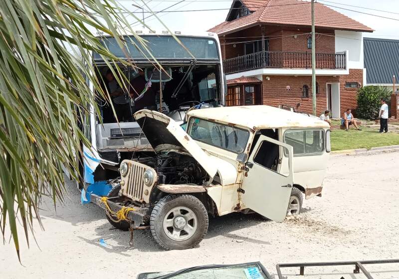 Ocurrió este sábado por la mañana en Viña del Mar y Punta Lara. El conductor del vehículo debió ser trasladado al Centro de Salud.