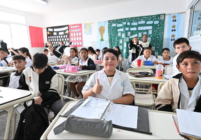 El intendente Mar Chiquita, Walter Wischnivetzky, recorrió las instalaciones acompañado por el director del establecimiento, Juan Rioja.