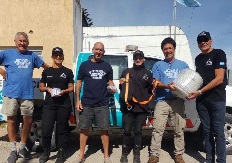 La comisión organizadora entregó una cuerda de 120 metros, mosquetones y un cinturón liniero a la dependencia a cargo de Horacio Fernández.