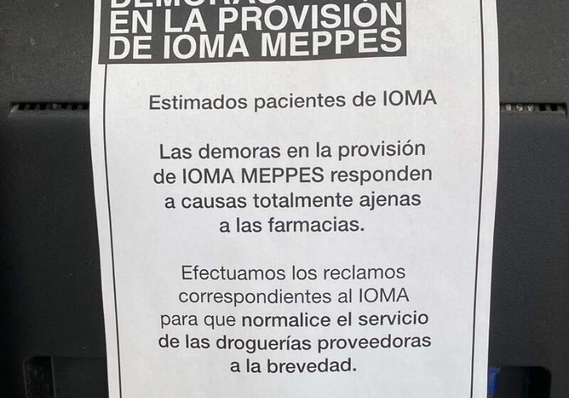 A través de carteles en los mostradores informaron a afiliados de IOMA sobre retrasos en la provisión de medicamentos especiales.