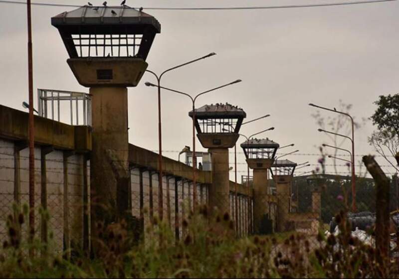 La iniciativa, apunta a evitar extorsiones y controlar la comunicación de los internos con el exterior. La medida contempla inhibidores de señal y requisas diarias.