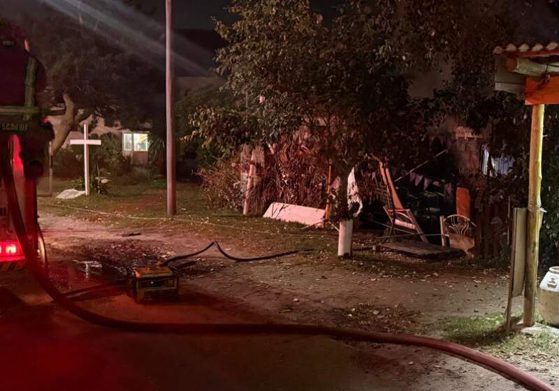 Bomberos de Santa Clara extinguieron el fuego que afectó una casa y alcanzó parte de un comercio lindero sobre la avenida De los Navegantes.