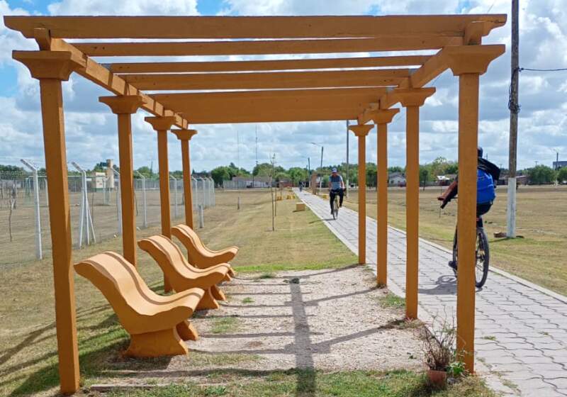 Trabajadores a cargo de Hernan Erquiaga, ejecutaron trabajos de limpieza, recolección, pintura y reacondicionamiento de mobiliario en distintos sectores de la localidad.