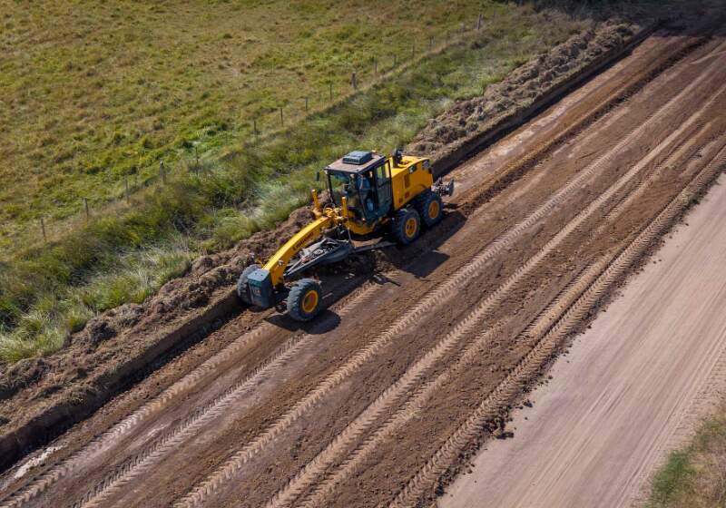 La Municipalidad informó el inicio de trabajos de mejora en caminos rurales, zonas urbanas y la costa, con intervenciones simultáneas en distintos frentes.