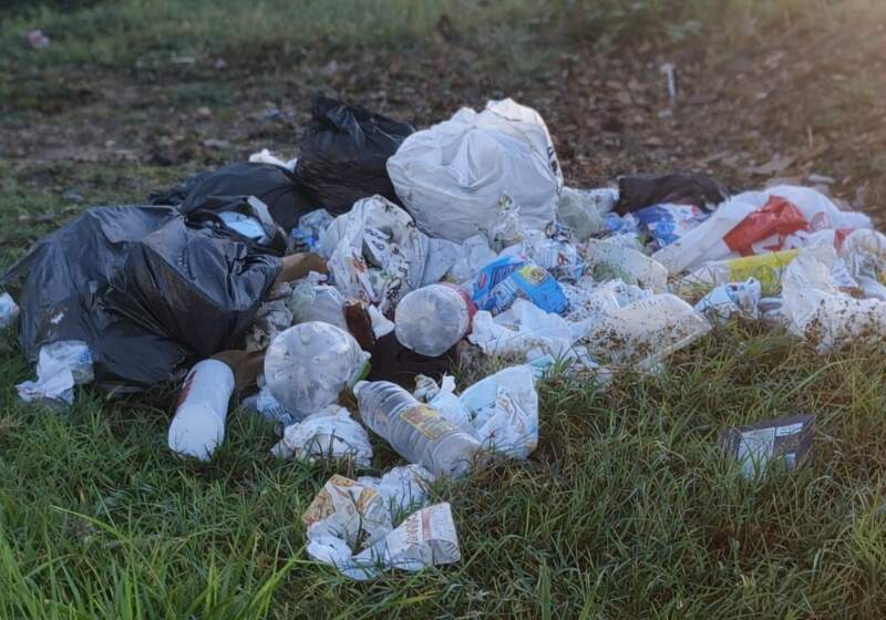 Desde la Delegación señalaron que se repiten casos de residuos fuera de los contenedores y recordaron la importancia de respetar las normas de higiene.