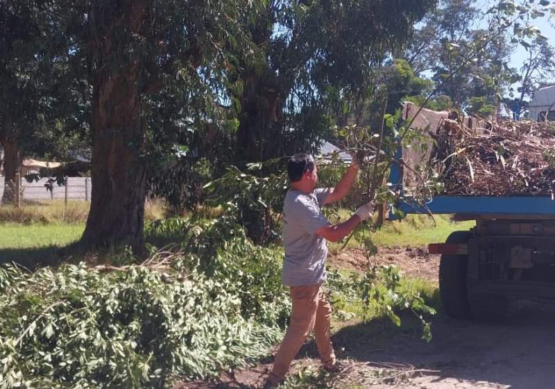 Cuadrillas de la Delegación Santa Clara realizaron cortes de pasto y recolección de restos de poda en distintas arterias del barrio.