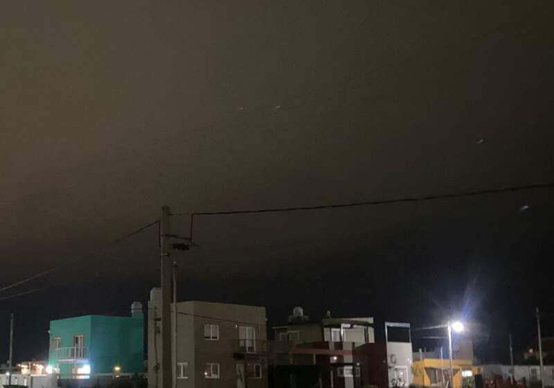 El SMN anticipó precipitaciones intensas, ráfagas y posible caída de granizo entre la noche del sábado en la costa y se intensificaría el domingo en el mediterráneo.