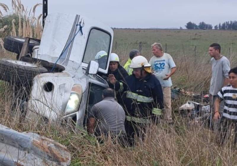 El siniestro ocurrió tras el aviso de un transeúnte y derivó en la asistencia y traslado de los ocupantes al centro de salud con heridas leves.