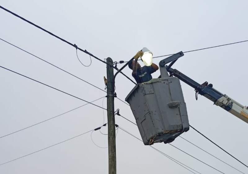 La Delegación informó trabajos en altura del equipo de Electromecánica para optimizar el alumbrado público y avanzar con reemplazos por tecnología LED.