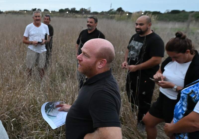 El intendente se reunió con la Comisión de la Fiesta de la Albufera para poner en valor una cancha en desuso entre el Camping Municipal y el arroyo El Cangrejo.