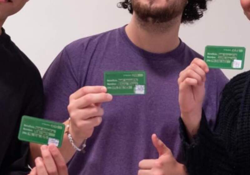 El intendente de Mar Chiquita, Walter Wischnivetzky, entregó los carnets a los 95 beneficiarios del programa Red Joven en Mar del Plata.