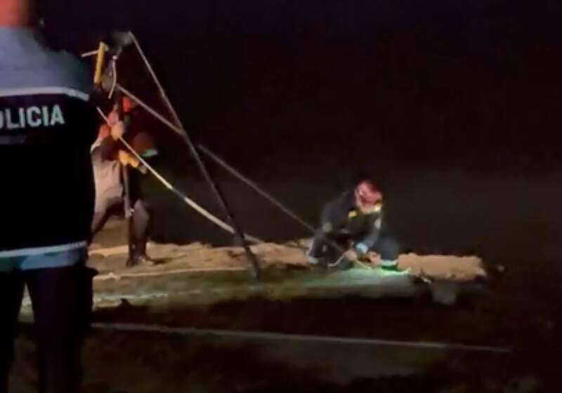 Bomberos, Defensa Civil de Mar del Plata y Prefectura intervinieron en un operativo de rappel para asistir a la víctima, que fue trasladada al HIGA.