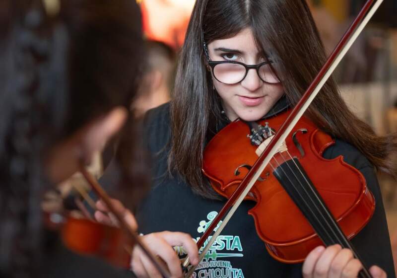 La propuesta gratuita convoca a jóvenes de 8 a 18 años para formarse en instrumentos de cuerda en distintas sedes de Mar Chiquita.