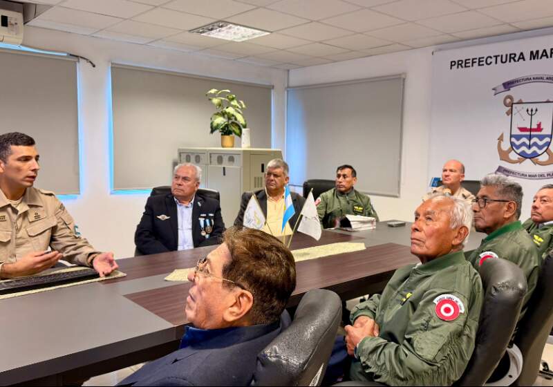 Una delegación visitó las instalaciones de la sede local de la Autoridad Marítima Nacional.