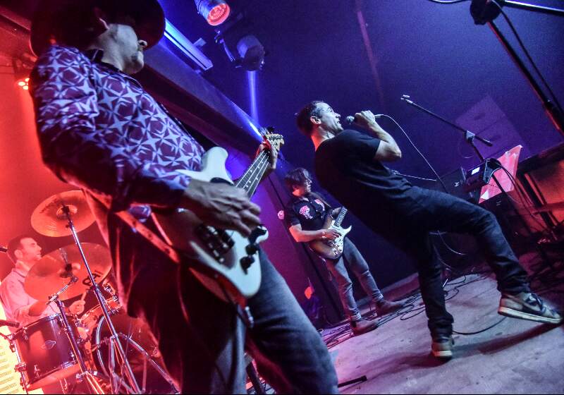 El cuarteto chileno presentó su segundo single, parte del álbum “Pluma”, con una versión punk del clásico del Gitano.