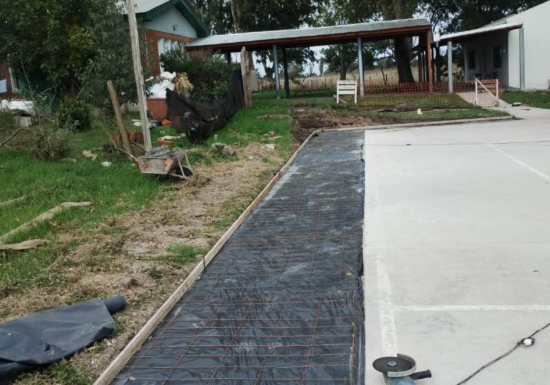 La Municipalidad informó el progreso de la construcción del acceso lateral pavimentado, que mejorará la circulación y la seguridad en el ingreso.