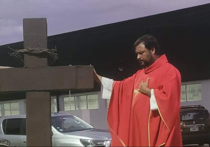 La diócesis oficializó su traslado y designó como nuevo párroco al padre Pablo Etchepareborda, quien asumirá en julio.