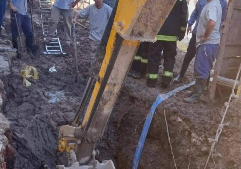 La fuga se originó por la rotura de un caño durante tareas viales y fue sellada tras ocho horas de trabajo de Camuzzi y Bomberos.