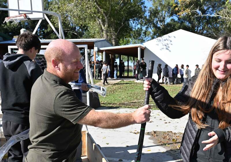La Municipalidad respondió a un pedido del centro de estudiantes y dotó a la institución de elementos para la práctica de hockey.