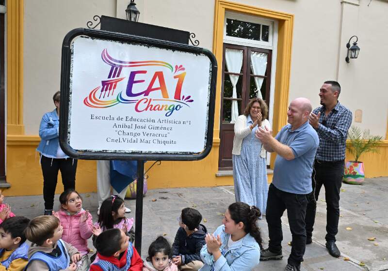 La comunidad de Coronel Vidal homenajeó al folclorista Aníbal José Giménez en un acto encabezado por autoridades educativas y municipales.