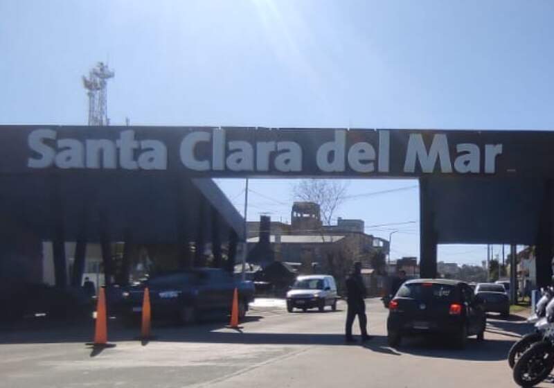 Tres hombres encapuchados irrumpieron en una casa cerca del Cuartel de Bomberos, robaron dinero y huyeron en el auto de las víctimas.