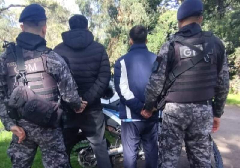 La Comisaría 2ª detuvo a dos sujetos de 18 y 22 años que circulaban en una moto e intentaron huir.