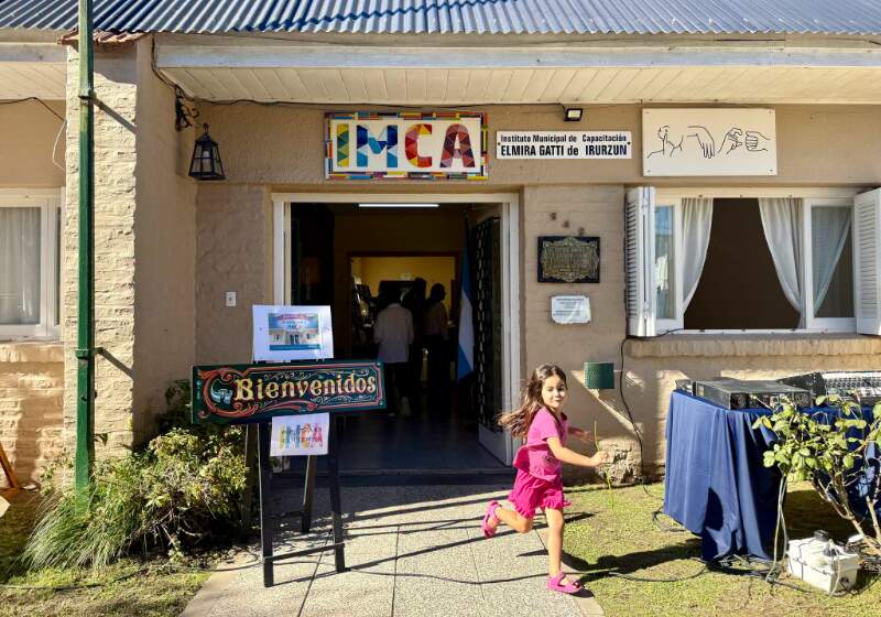 El intendente Walter Wischnivetzky encabezó la ceremonia y destacó el rol histórico del instituto en la comunidad.