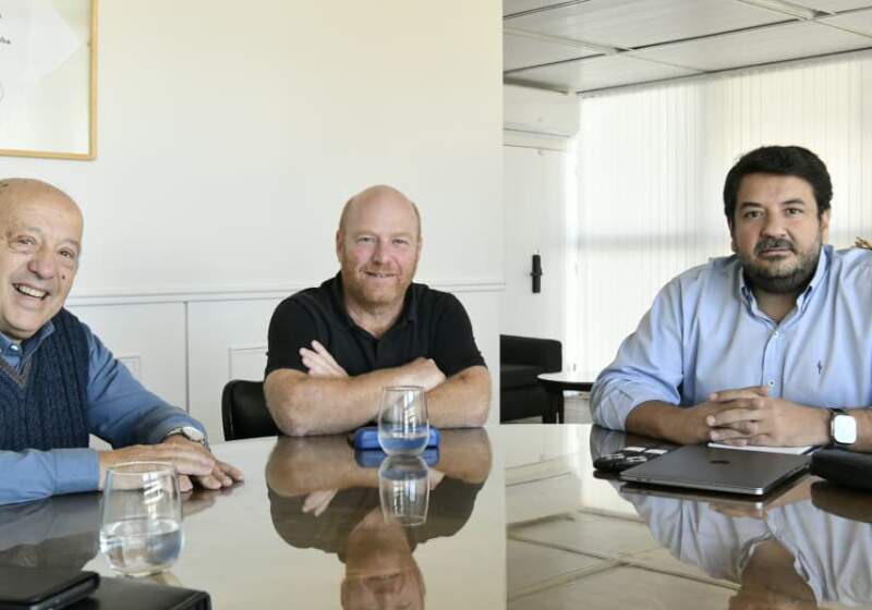 El intendente Wischnivetzky, acompañado del senador Paredi, se reunió con el ministro Mena para fortalecer el programa provincial. 