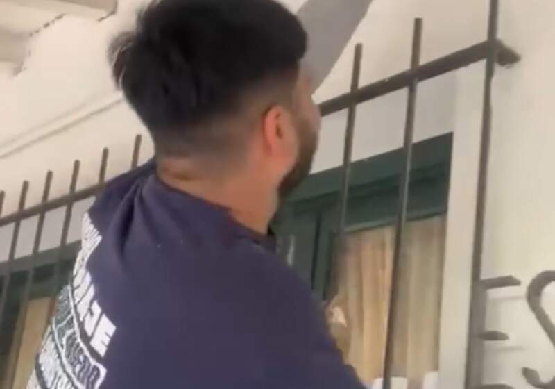 Militantes de la agrupación de Mar Chiquita realizaron tareas de limpieza y refacción en la escuela en conmemoración del fallecimiento del Papa Francisco.