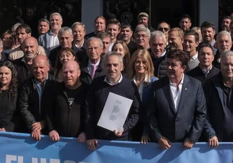 El jefe Comunal de Mar Chiquita Wischnivetzky acompañó la presentación de un petitorio en Capital Humano ante el recorte presupuestario.