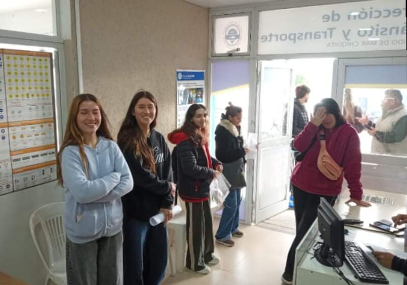 Desde este lunes, de 10 a 14, estudiantes del distrito iniciaron el trámite en la Terminal de Ómnibus de la ciudad tras gestiones que destrabaron el conflicto.
