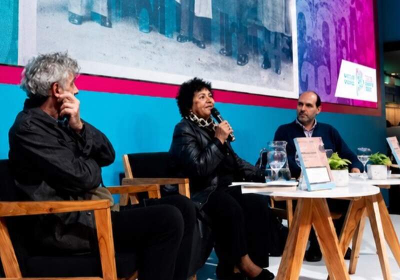 El espacio “El tiempo en disputa” reunió voces académicas y provinciales en la Feria del Libro para reflexionar sobre memoria, derechos humanos y resistencias históricas.