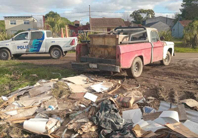 Un hombre descargó residuos en un punto recientemente limpiado y fue infraccionado en un operativo conjunto de la Comisaría 2da y Tránsito.