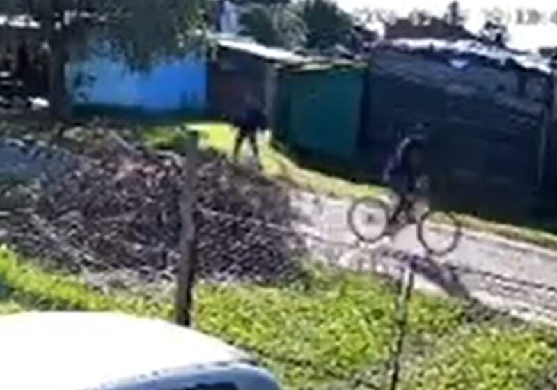 El hecho ocurrió a plena luz del día en Bariloche y Antibes en Santa Clara y quedó registrado en cámaras de seguridad. La denuncia fue presentada por la familia.