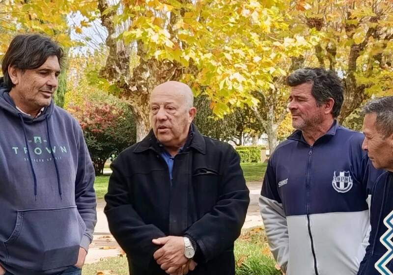 El senador provincial visitó el distrito y formalizó un aporte "destinado a fortalecer el desarrollo del fútbol de dos instituciones".