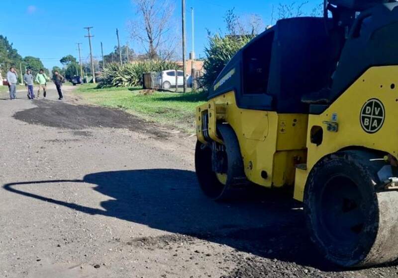 La intervención incluyó fresado y compactación en calles pavimentadas, con apoyo de Vialidad Provincial y la Delegación de Costa Norte.